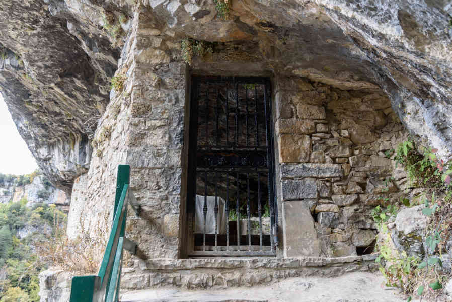 Huesca - parque nacional de Ordesa y Monte Perdido - valle de Añisclo 39 - cañon de Añisclo - ermita de San Úrbez.jpg